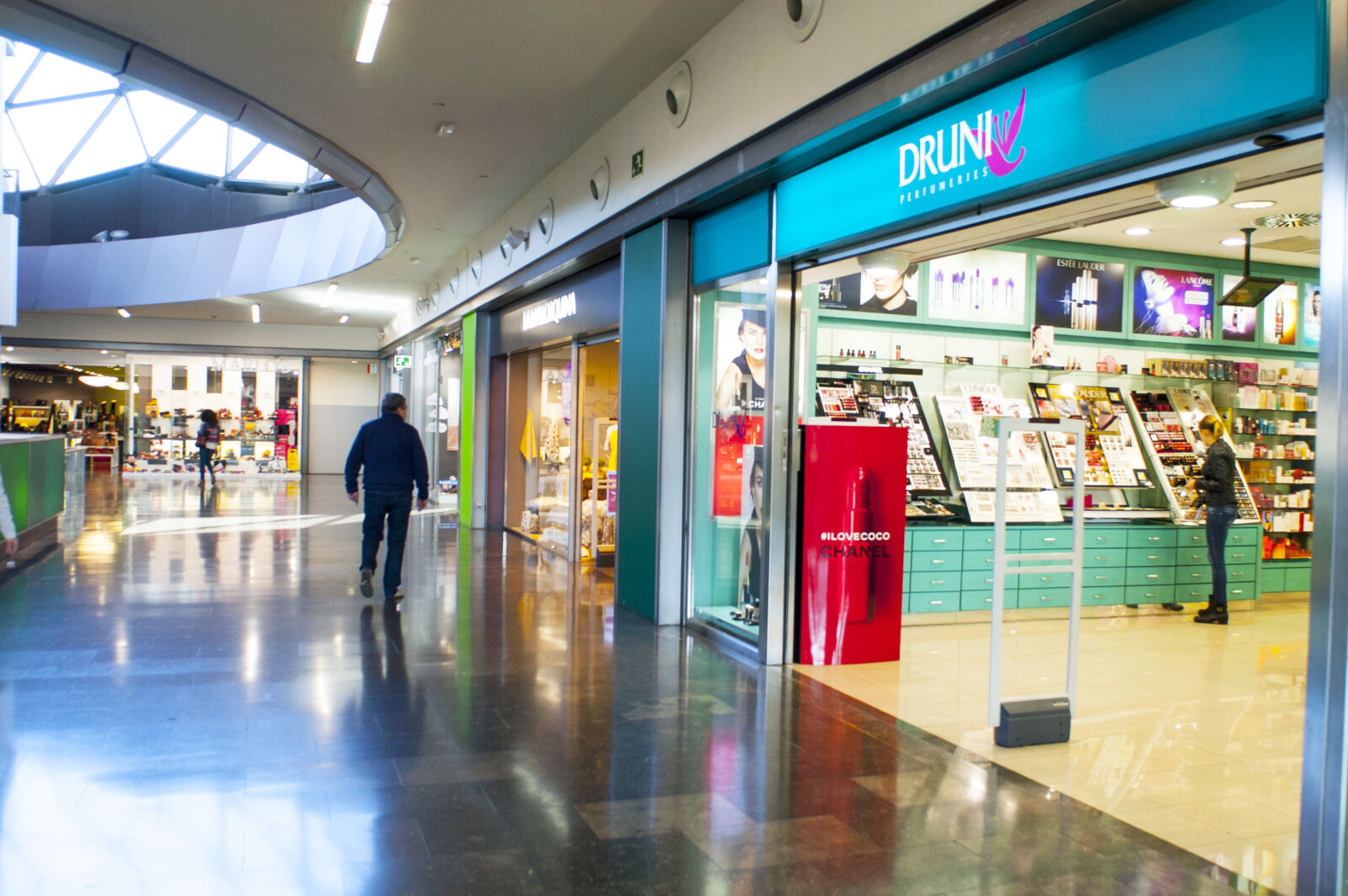 Nikon D100 sample photo. People, in, shopping, mall photography