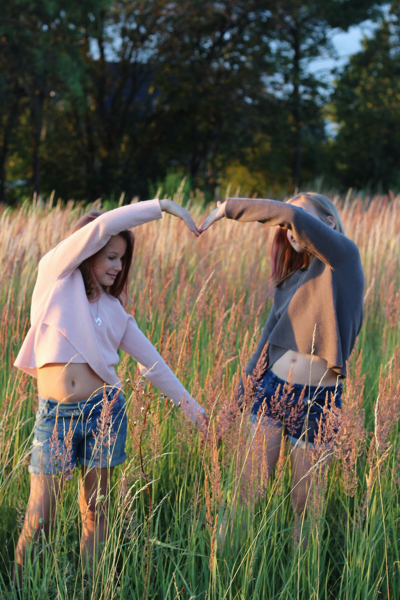 Canon EOS 700D (EOS Rebel T5i / EOS Kiss X7i) + Canon EF 50mm F1.8 STM sample photo. Teenager, meadow, grass photography
