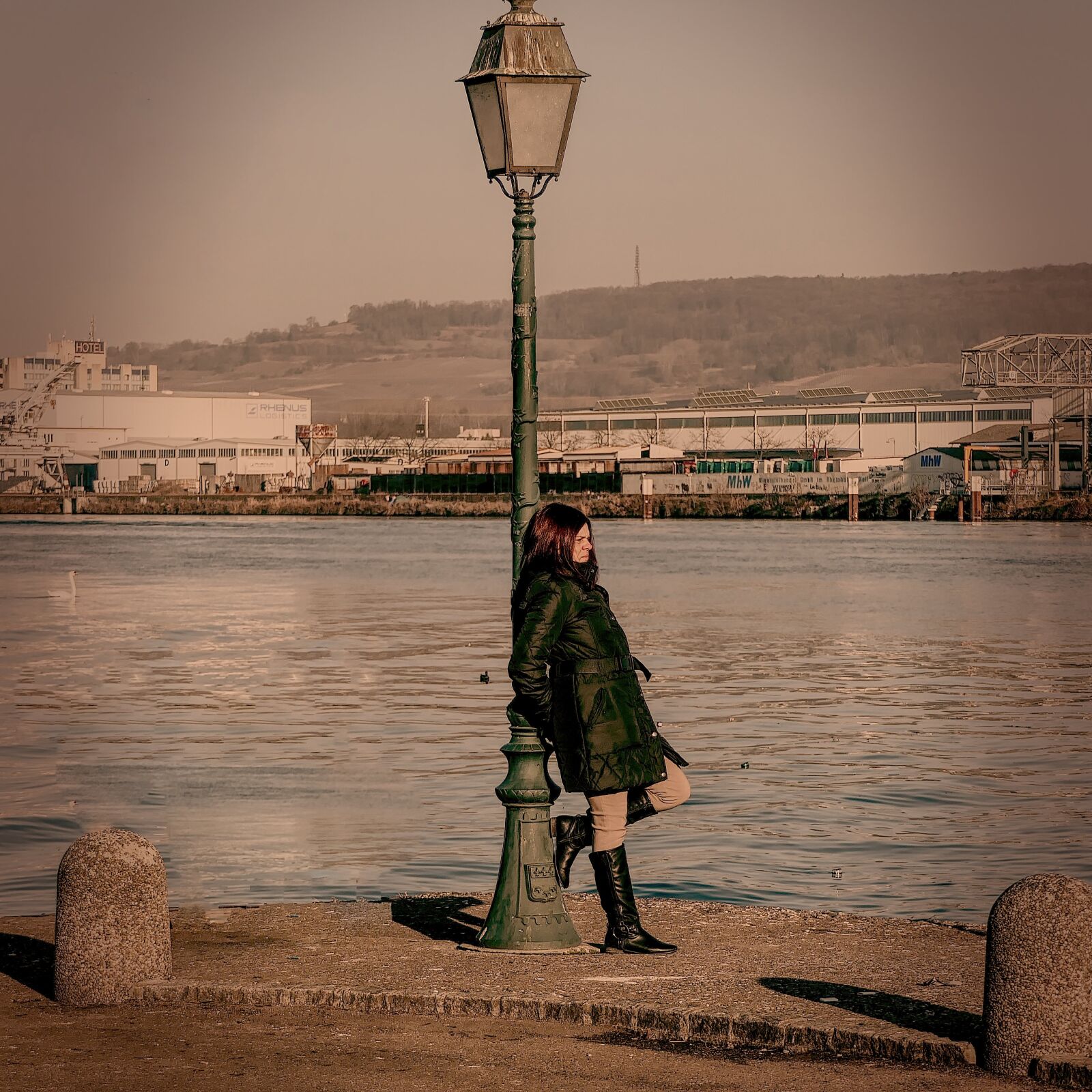 Panasonic Lumix DMC-FZ2500 (Lumix DMC-FZ2000) sample photo. Woman, rhine, lamps photography