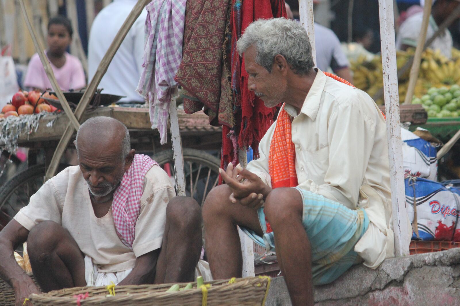 Canon EOS 550D (EOS Rebel T2i / EOS Kiss X4) sample photo. Bihar, chhapra, vegetable stall photography