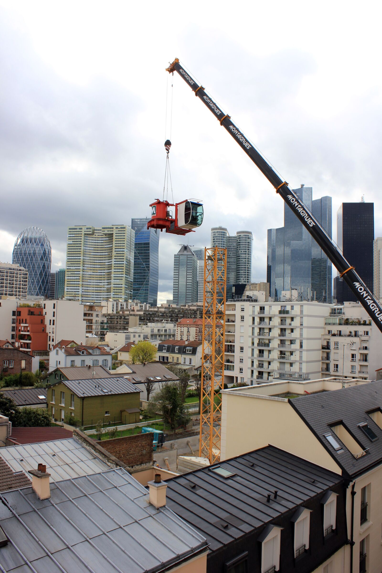 Canon EOS 550D (EOS Rebel T2i / EOS Kiss X4) sample photo. Crane, defence, paris photography