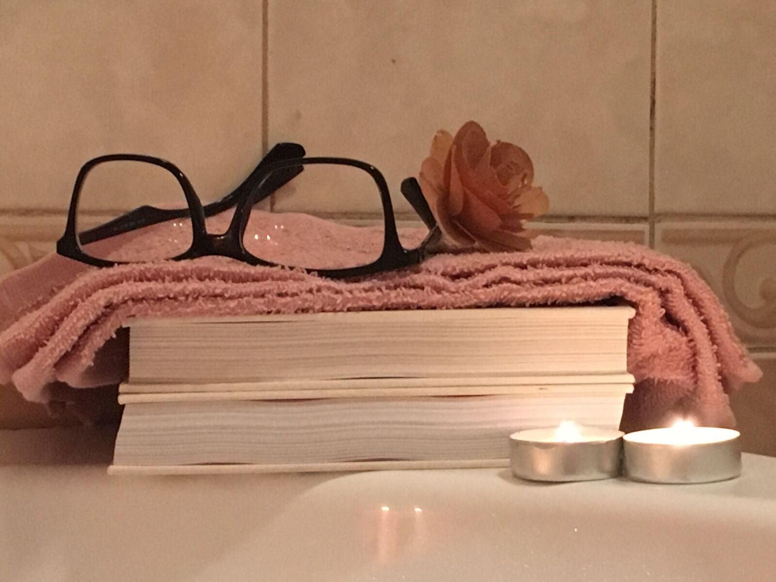 iPhone SE back camera 4.15mm f/2.2 sample photo. Hygge, bath, bathroom photography