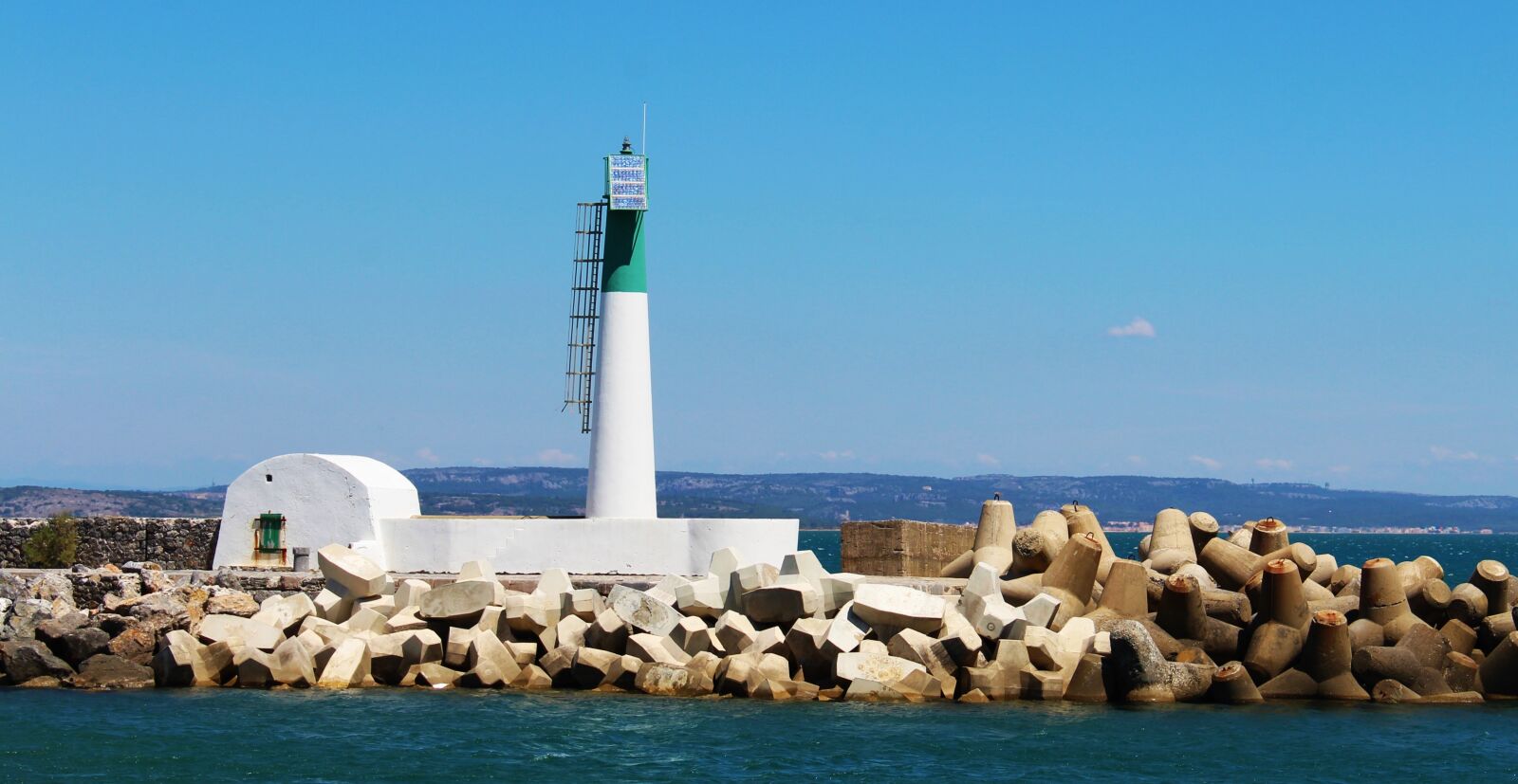 Canon EOS 1200D (EOS Rebel T5 / EOS Kiss X70 / EOS Hi) sample photo. Lighthouse, green lighthouse, sea photography