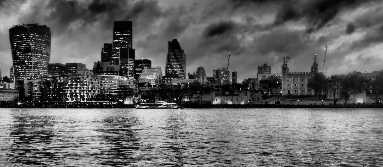 Olympus OM-D E-M5 II sample photo. London, tower, london photography
