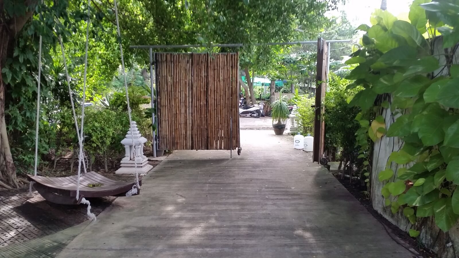 Samsung Galaxy S5 sample photo. Bamboo, gate, island, resort photography