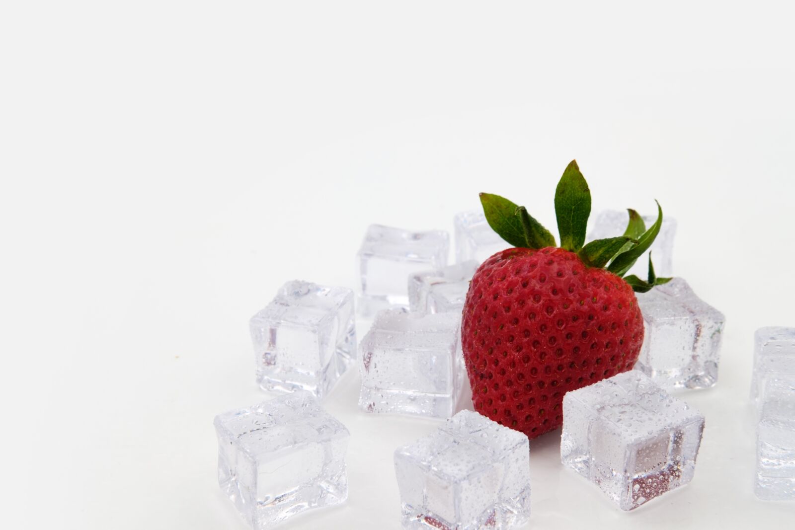 Fujifilm X-T2 + Fujifilm XF 35mm F2 R WR sample photo. Strawberries, ice, ice cubes photography