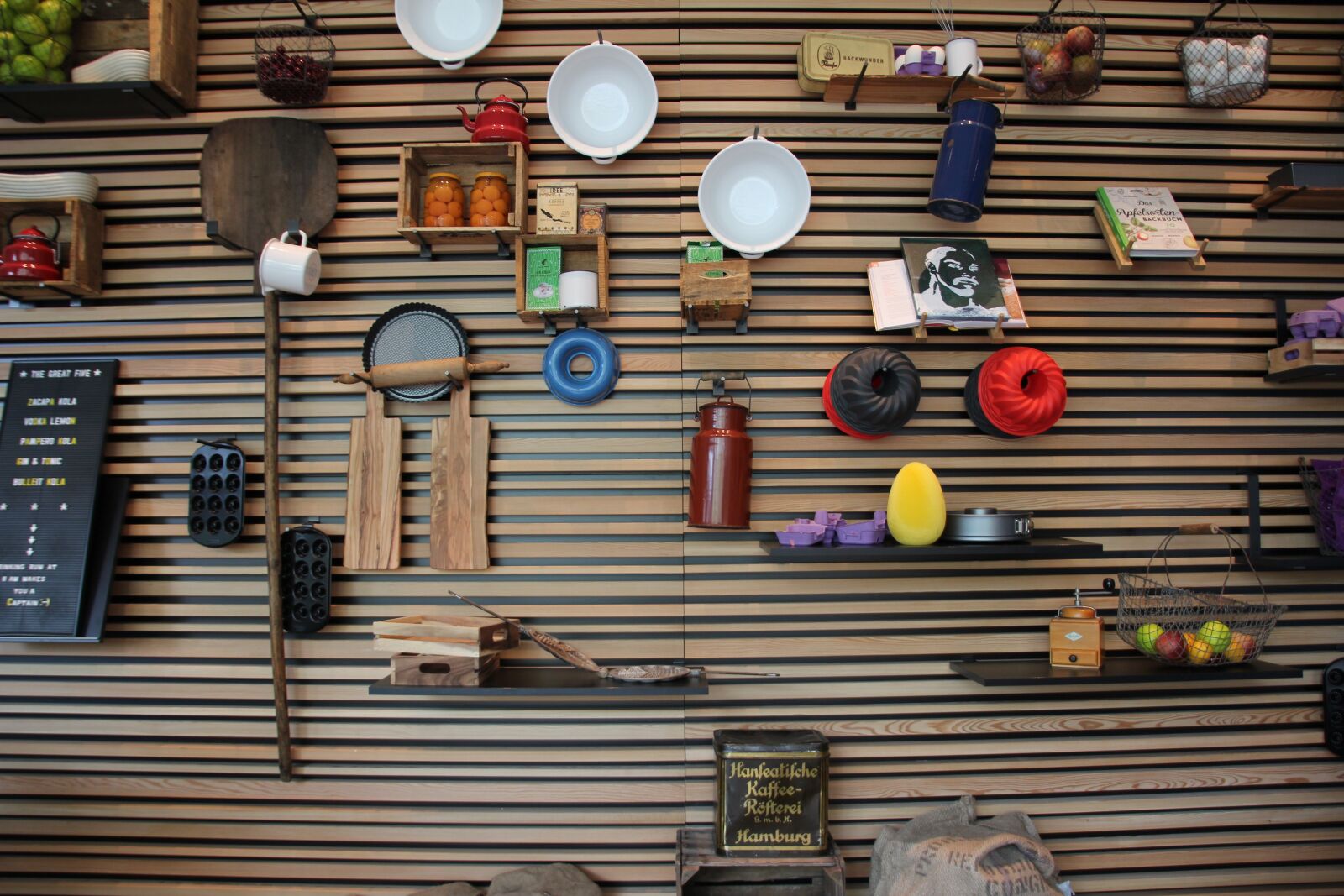 Canon EOS 60D + Tamron 16-300mm F3.5-6.3 Di II VC PZD Macro sample photo. Wall, utensils, wall decoration photography