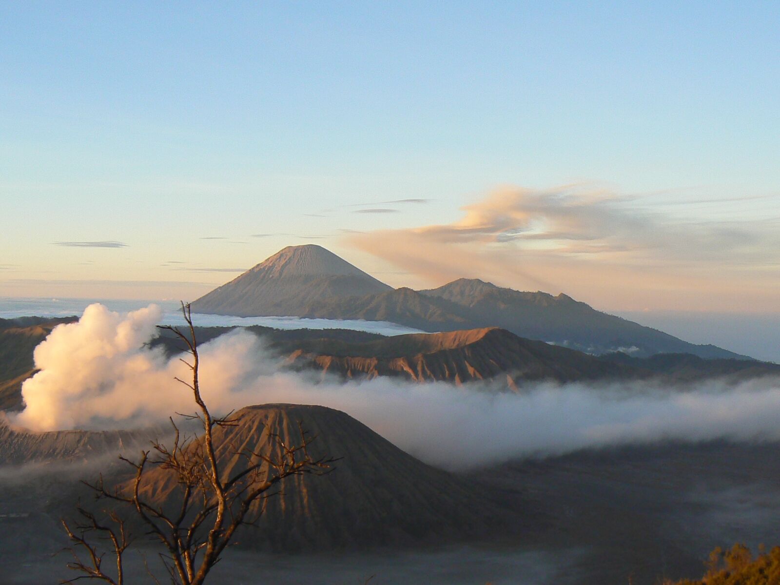 Panasonic DMC-FZ7 sample photo. Indonesia, volcano, bromo photography