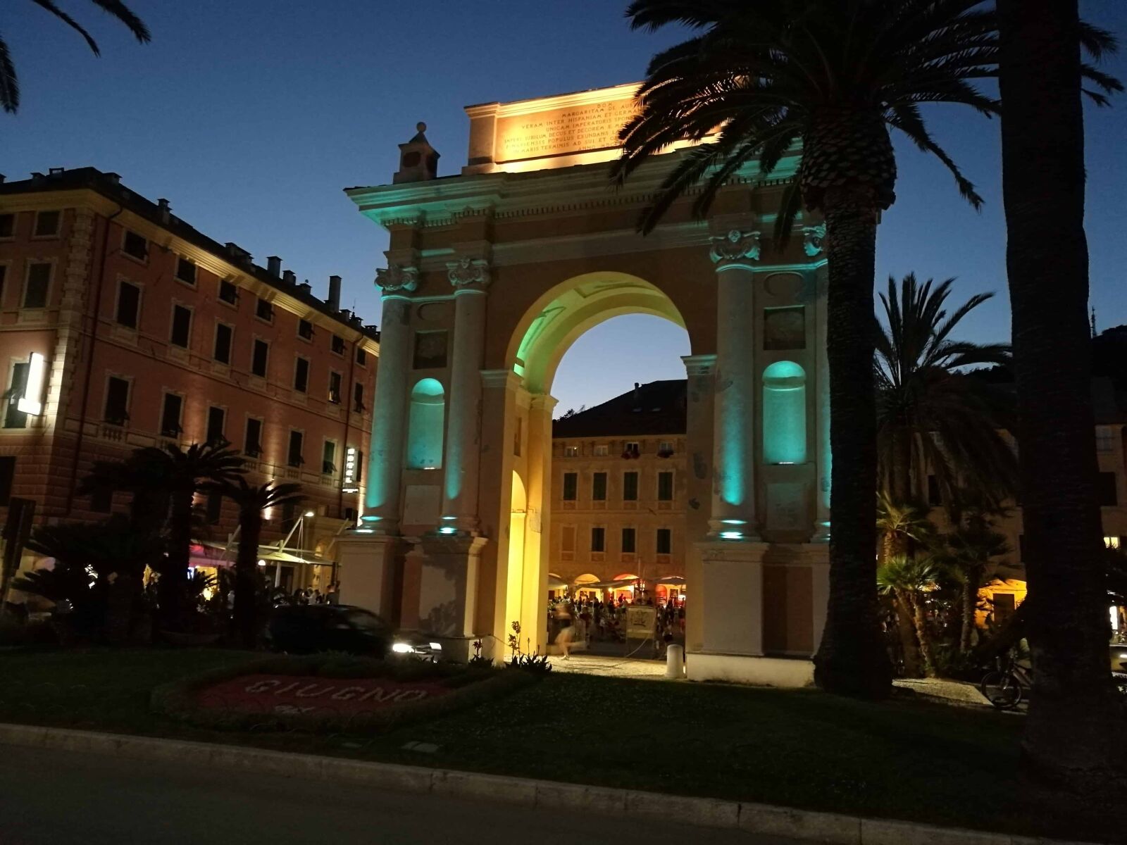 HUAWEI Honor 8 sample photo. Architecture, downtown, gate, night photography