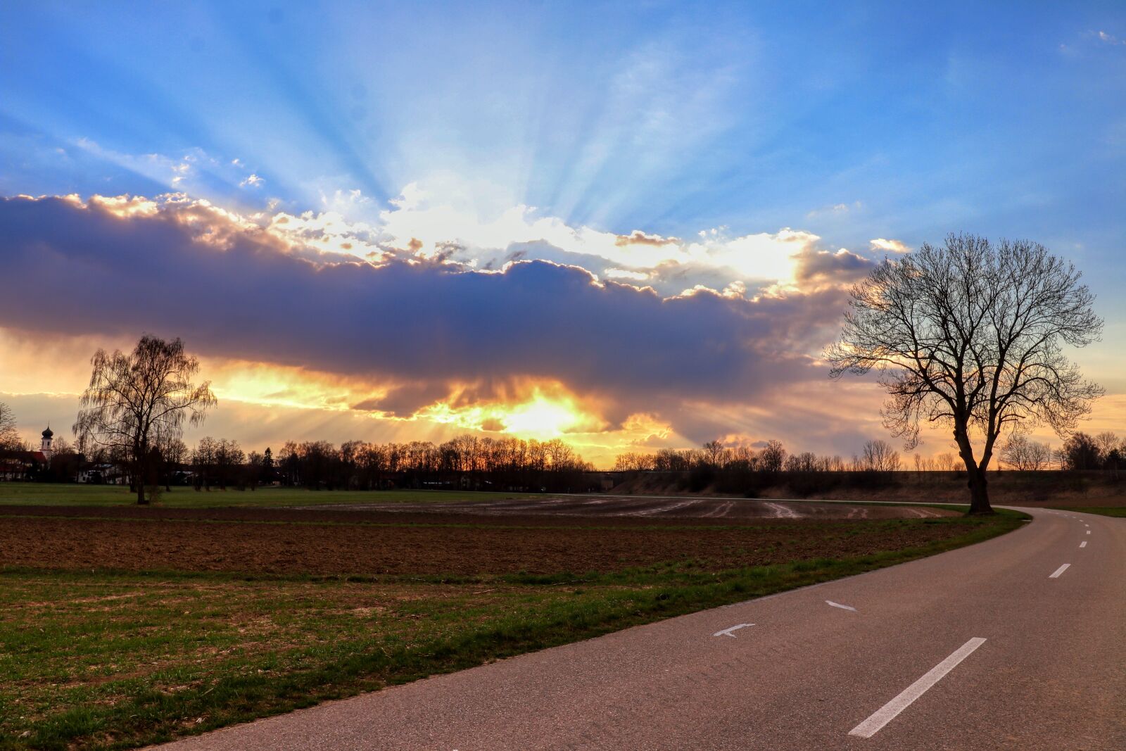 Canon EOS 80D + Canon EF-S 10-18mm F4.5–5.6 IS STM sample photo. Sky, landscape, sunset photography