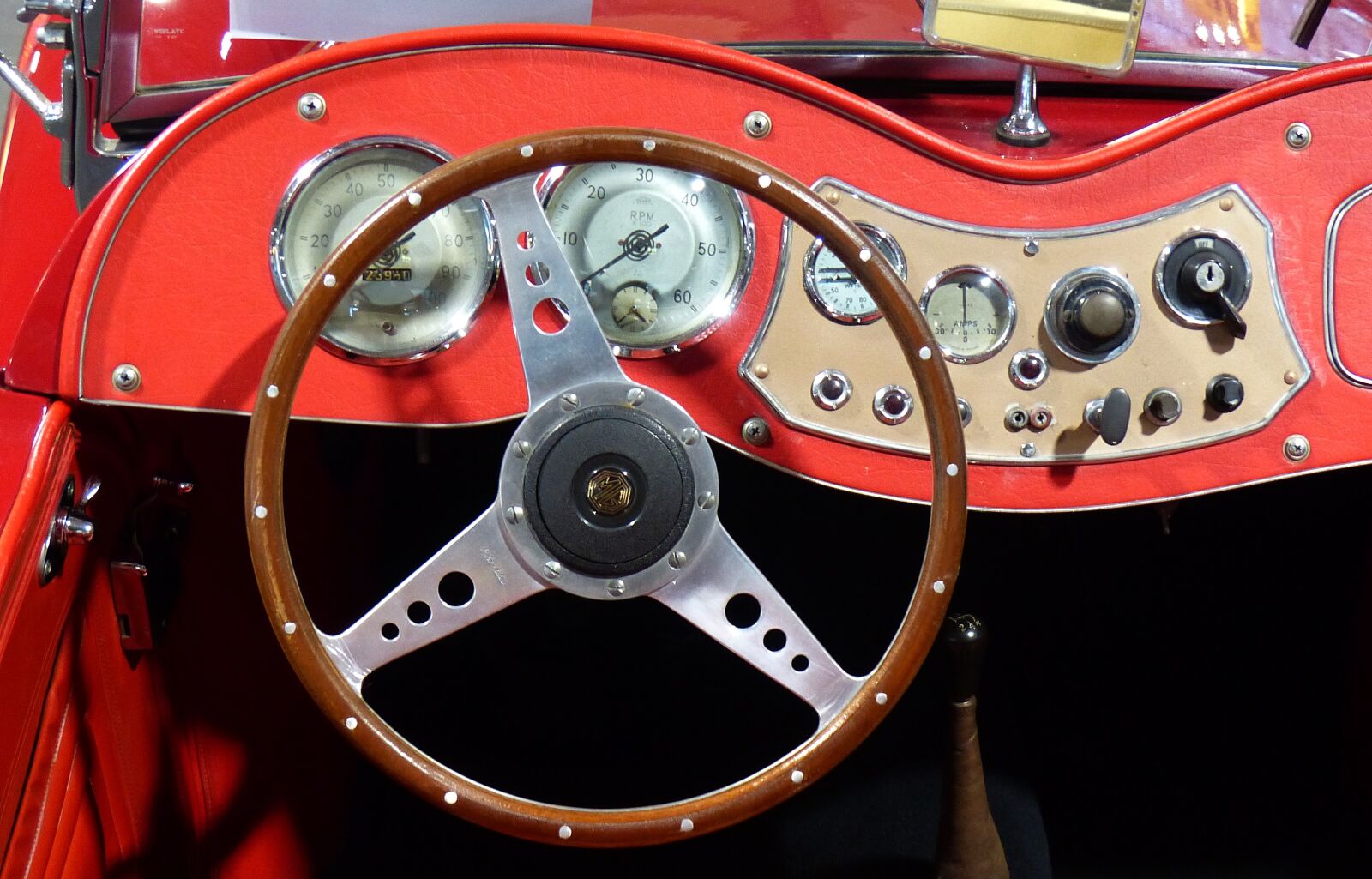 Panasonic Lumix DMC-FZ200 sample photo. Fair, exhibition, oldtimer photography