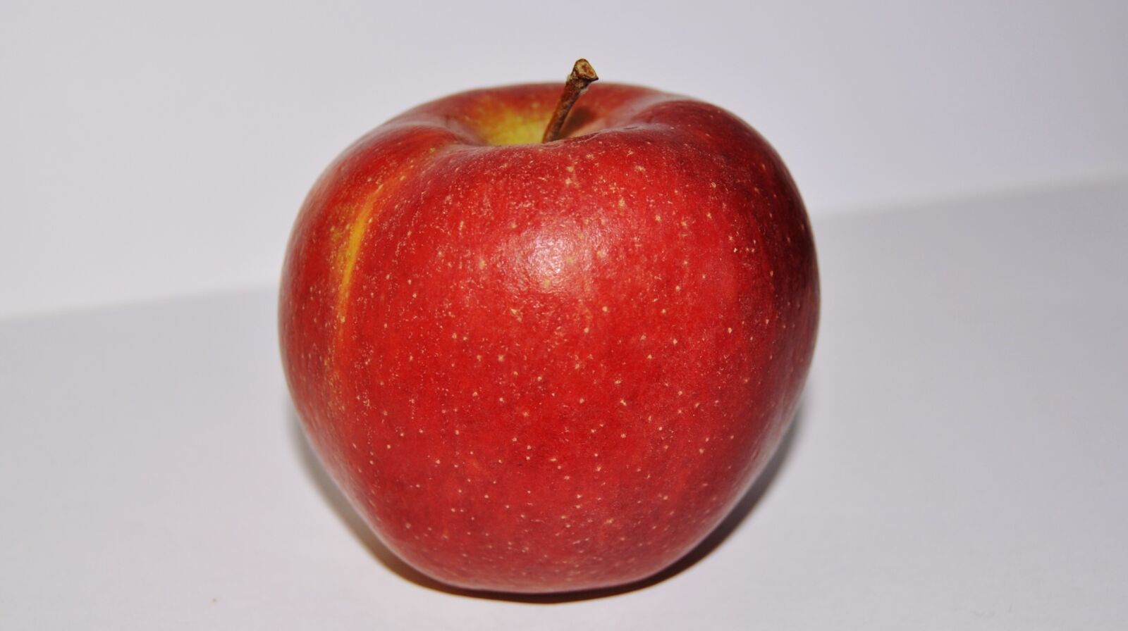 Nikon D5000 sample photo. Apple, red, red apple photography