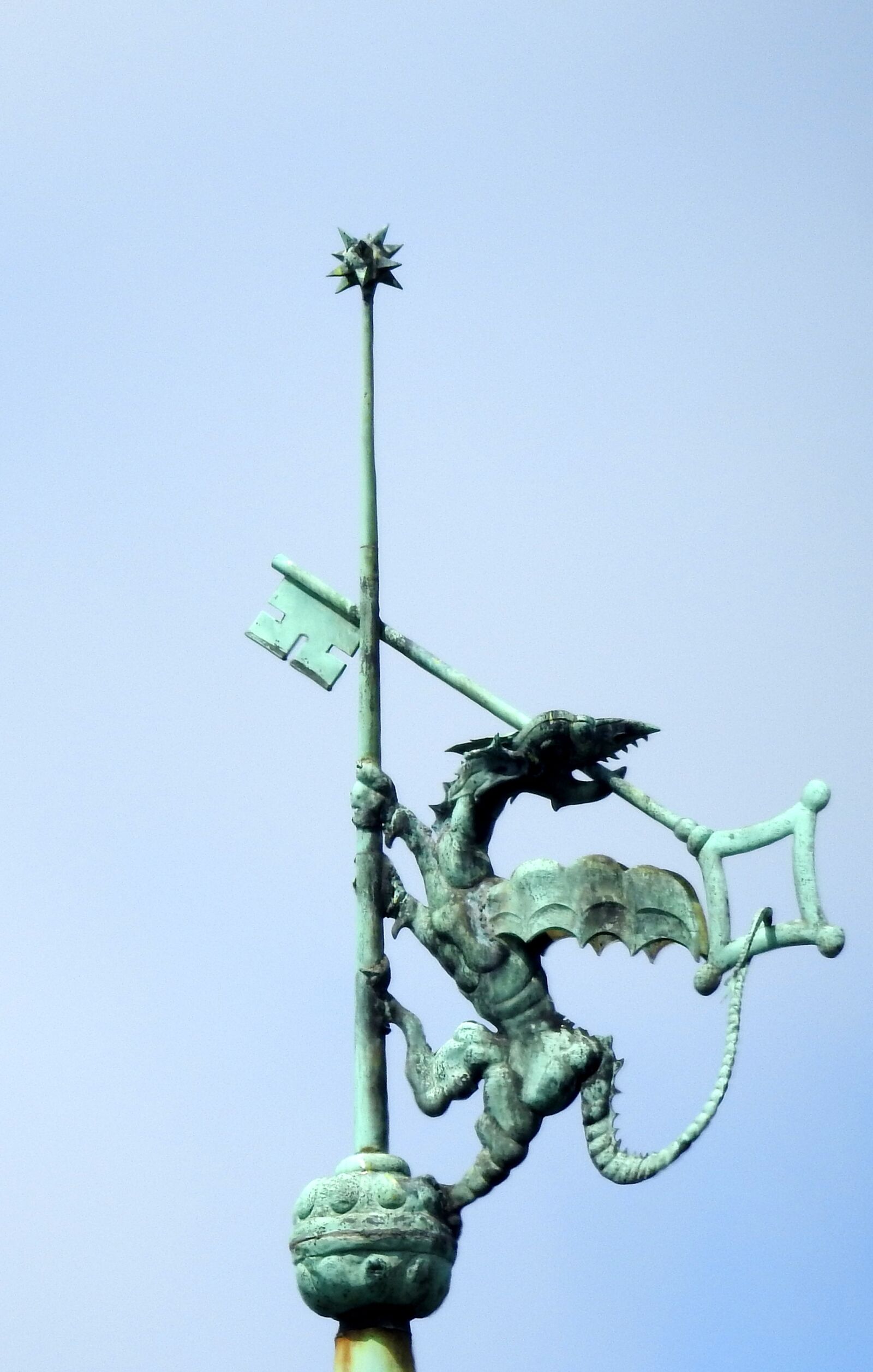 Nikon Coolpix P900 sample photo. Dragons, key, worms photography