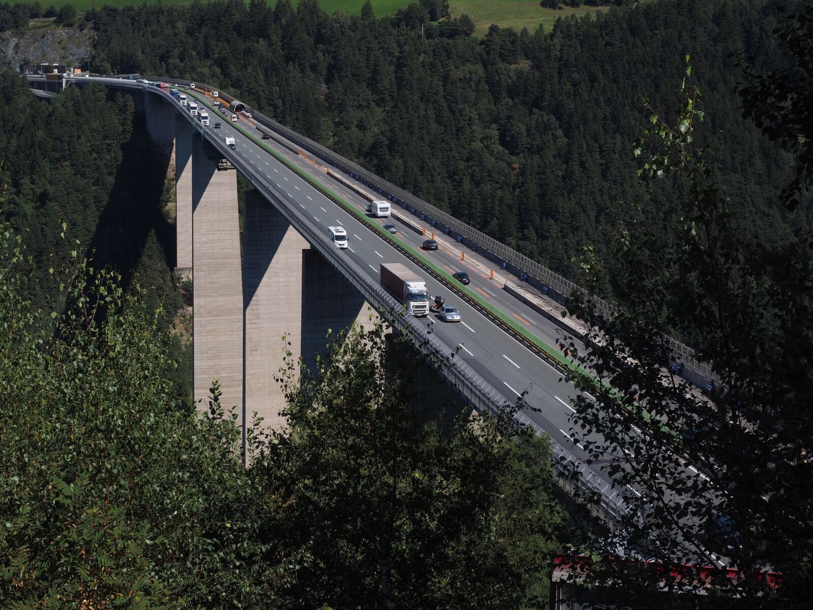 Olympus OM-D E-M1 + Olympus M.Zuiko Digital ED 12-40mm F2.8 Pro sample photo. Europe bridge, bridge, highway photography