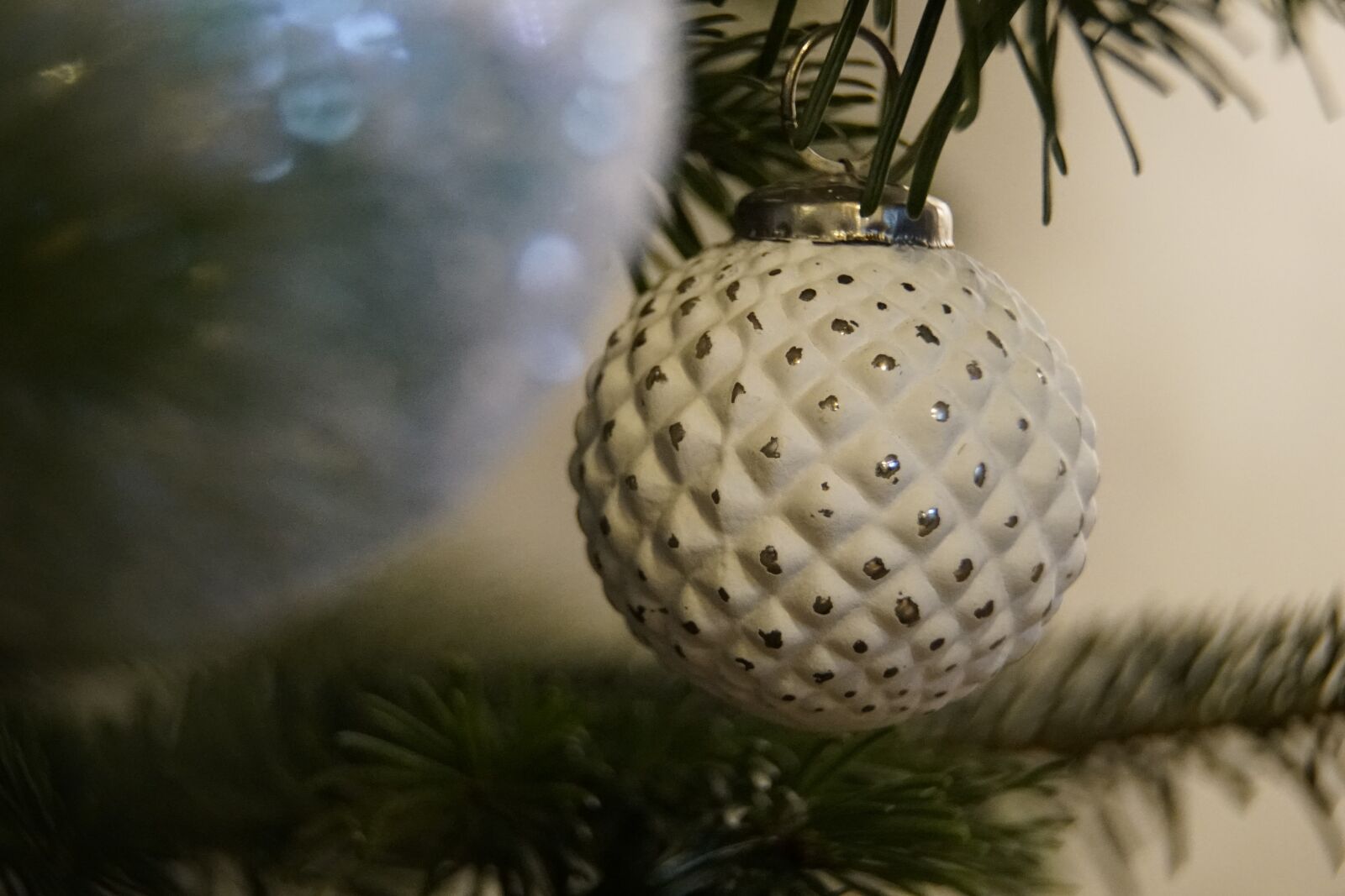 Sony a7R II + Sony E PZ 18-105mm F4 G OSS sample photo. Bauble, white, christmas photography