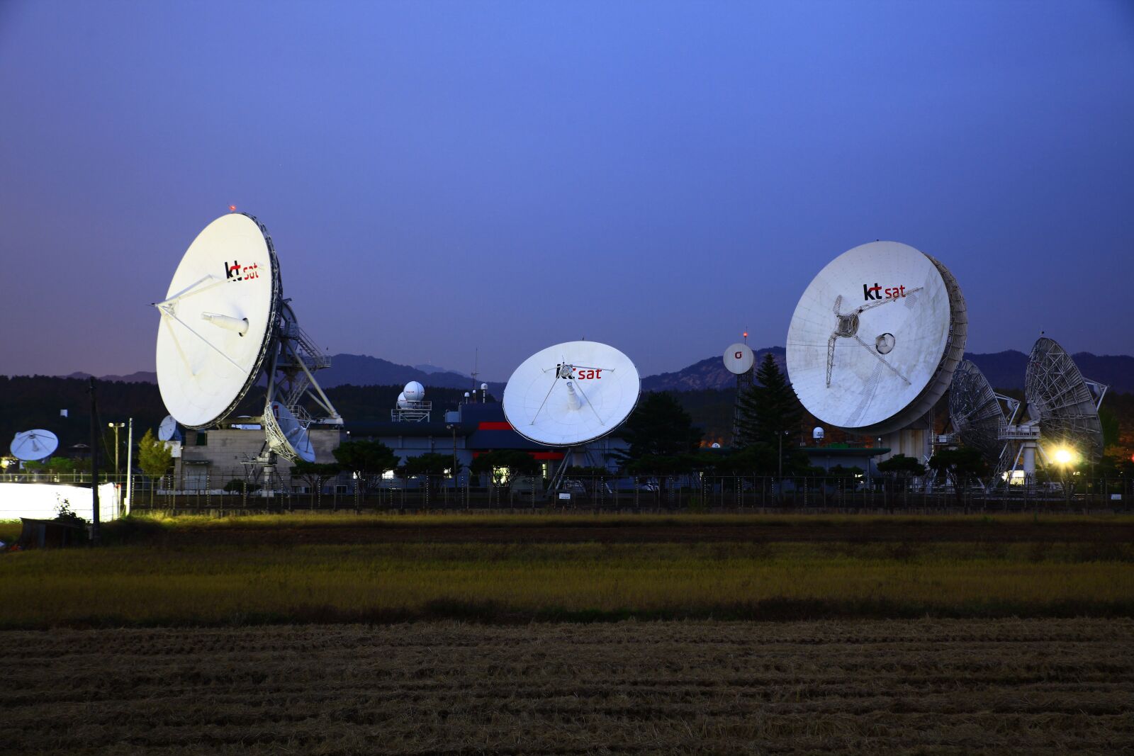 Canon EOS 5D Mark II sample photo. Jinshan, earth stations, satellite photography
