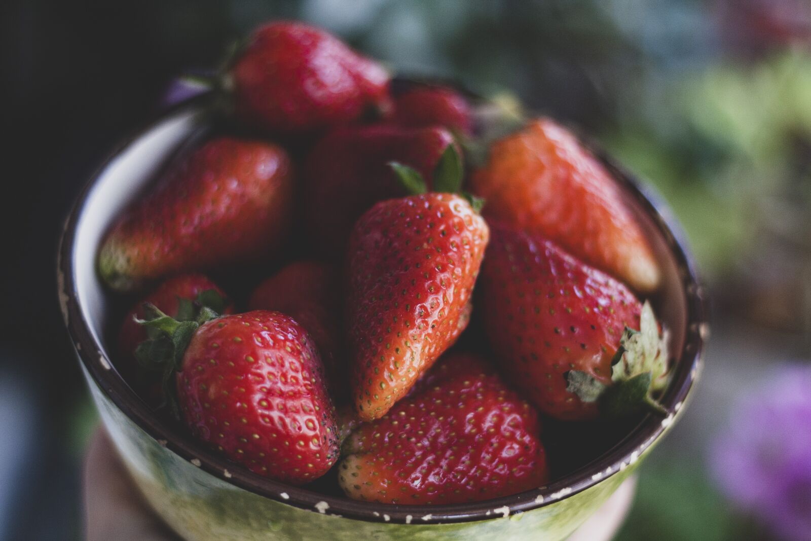 Canon EOS 450D (EOS Rebel XSi / EOS Kiss X2) + Canon EF 50mm F1.8 II sample photo. Strawberries, bowl, fruit photography