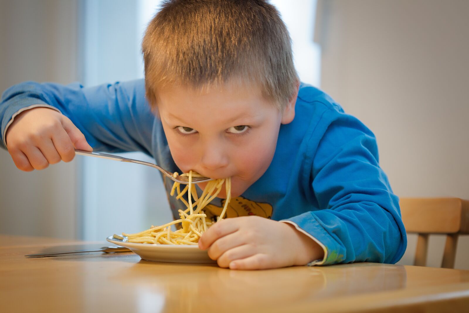 Canon EF 100mm F2.8 Macro USM sample photo. Eat, noodles, children photography