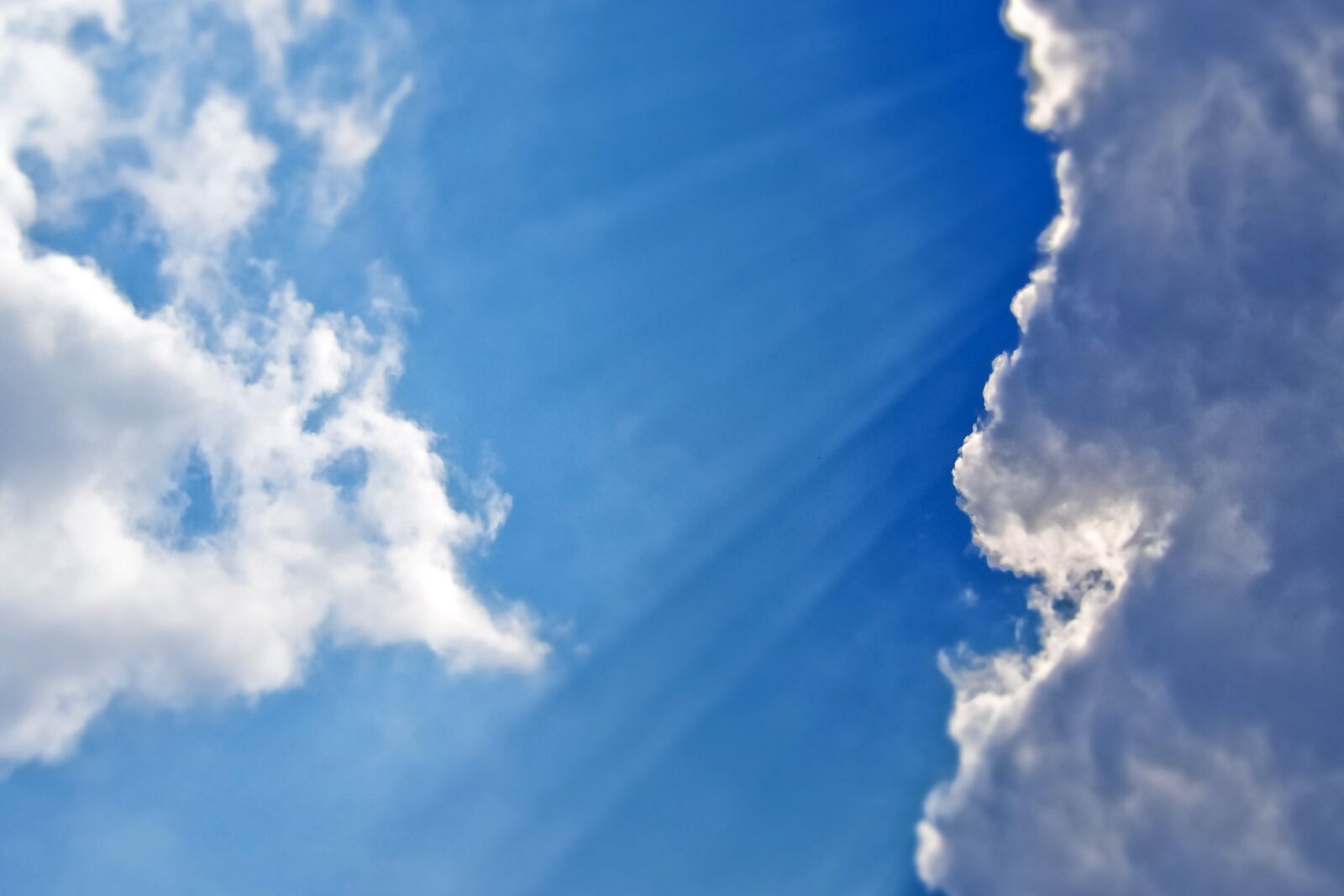 Olympus OM-D E-M10 sample photo. Clouds, sunbeam, sky photography