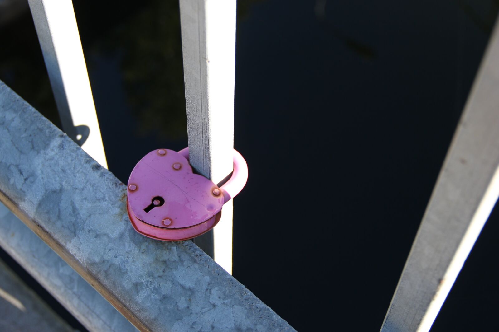 Canon EF-S 18-135mm F3.5-5.6 IS sample photo. Love, lock, bridge photography