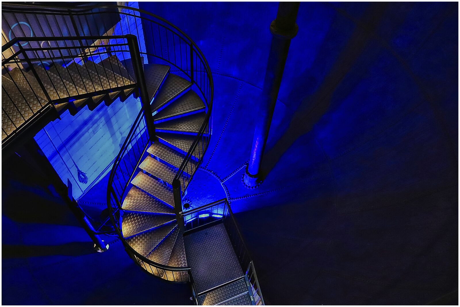 Canon EOS 200D (EOS Rebel SL2 / EOS Kiss X9) sample photo. Stairs, staircase, lüneburg photography