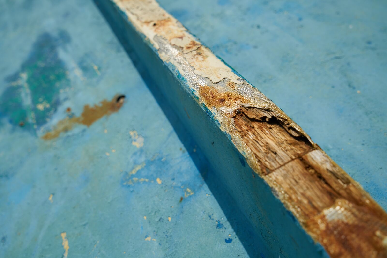 Sony a7R II sample photo. Blue, painted, worn photography