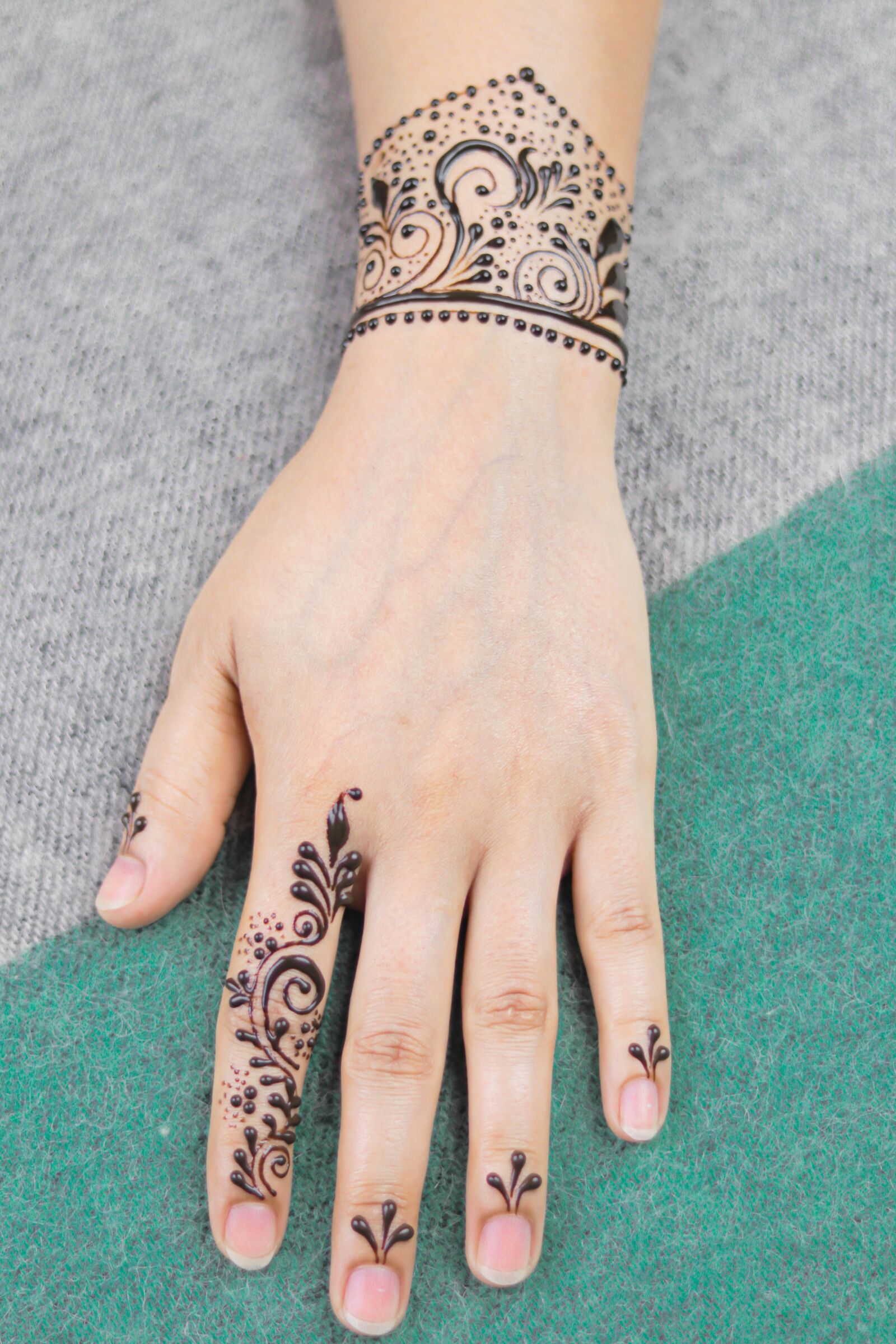 Canon EOS 80D + Canon EF 50mm F1.8 STM sample photo. Nails, mandala, jewelry photography