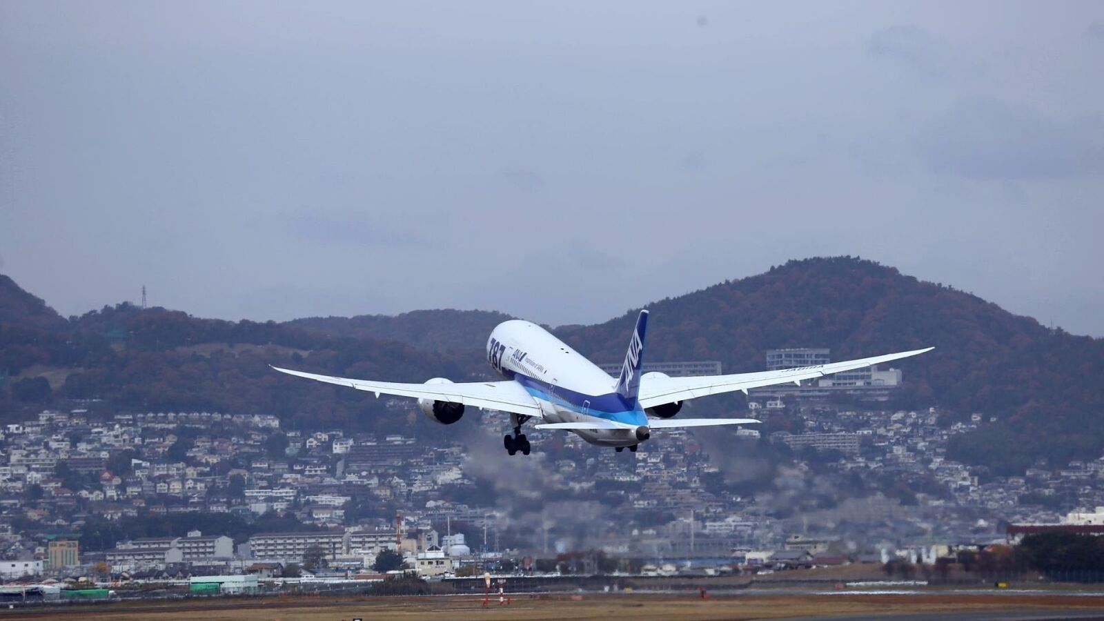 Canon EOS 6D sample photo. Japan, airplane, osaka itami photography