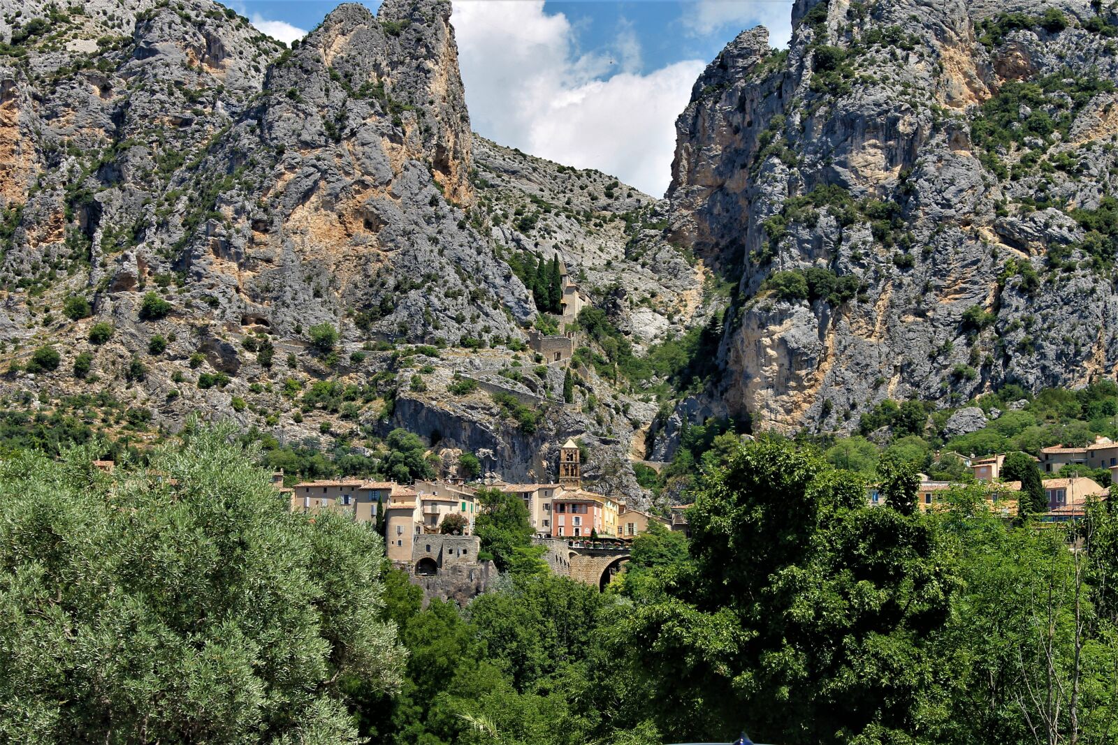 Canon EOS 1100D (EOS Rebel T3 / EOS Kiss X50) sample photo. City of wrens,, provence photography