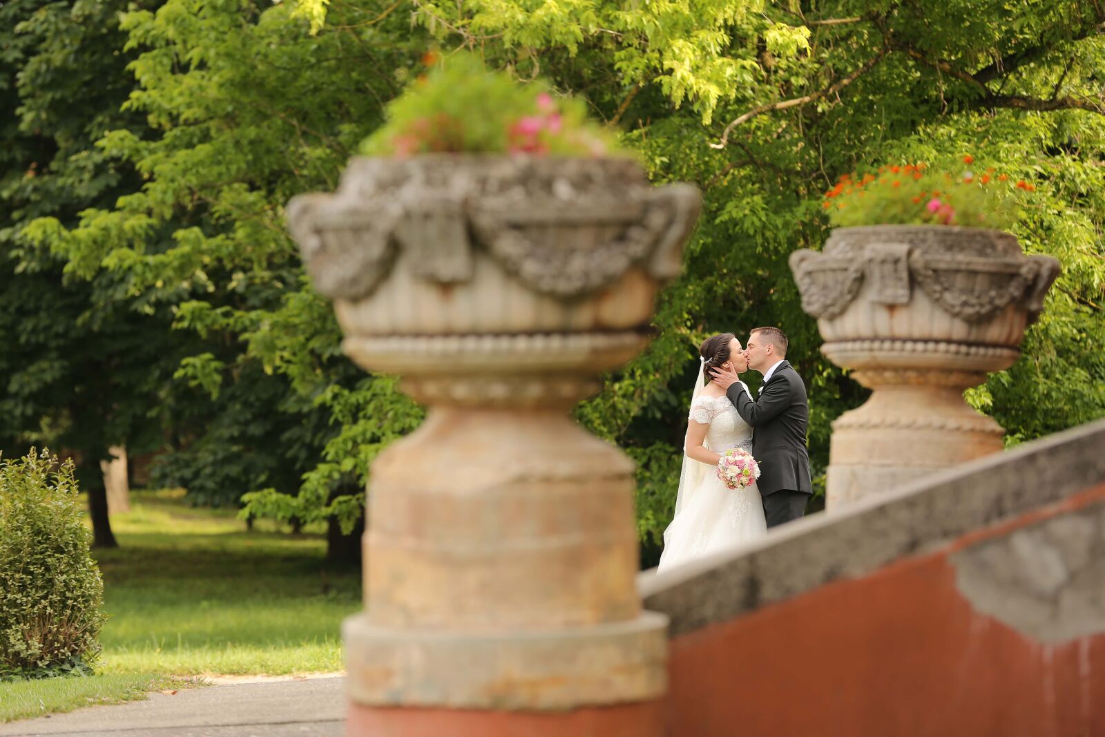 Canon EOS 5D Mark III sample photo. Kiss, hug, suit, romance photography