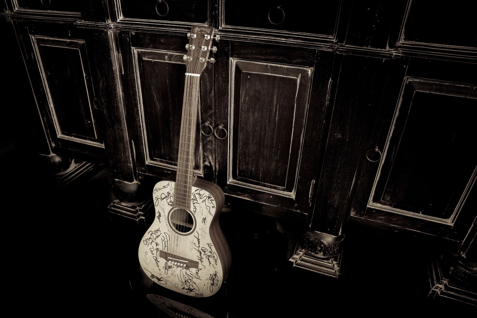 Canon EF 24-70mm F2.8L II USM sample photo. Acoustic, guitar, autograph, dark photography