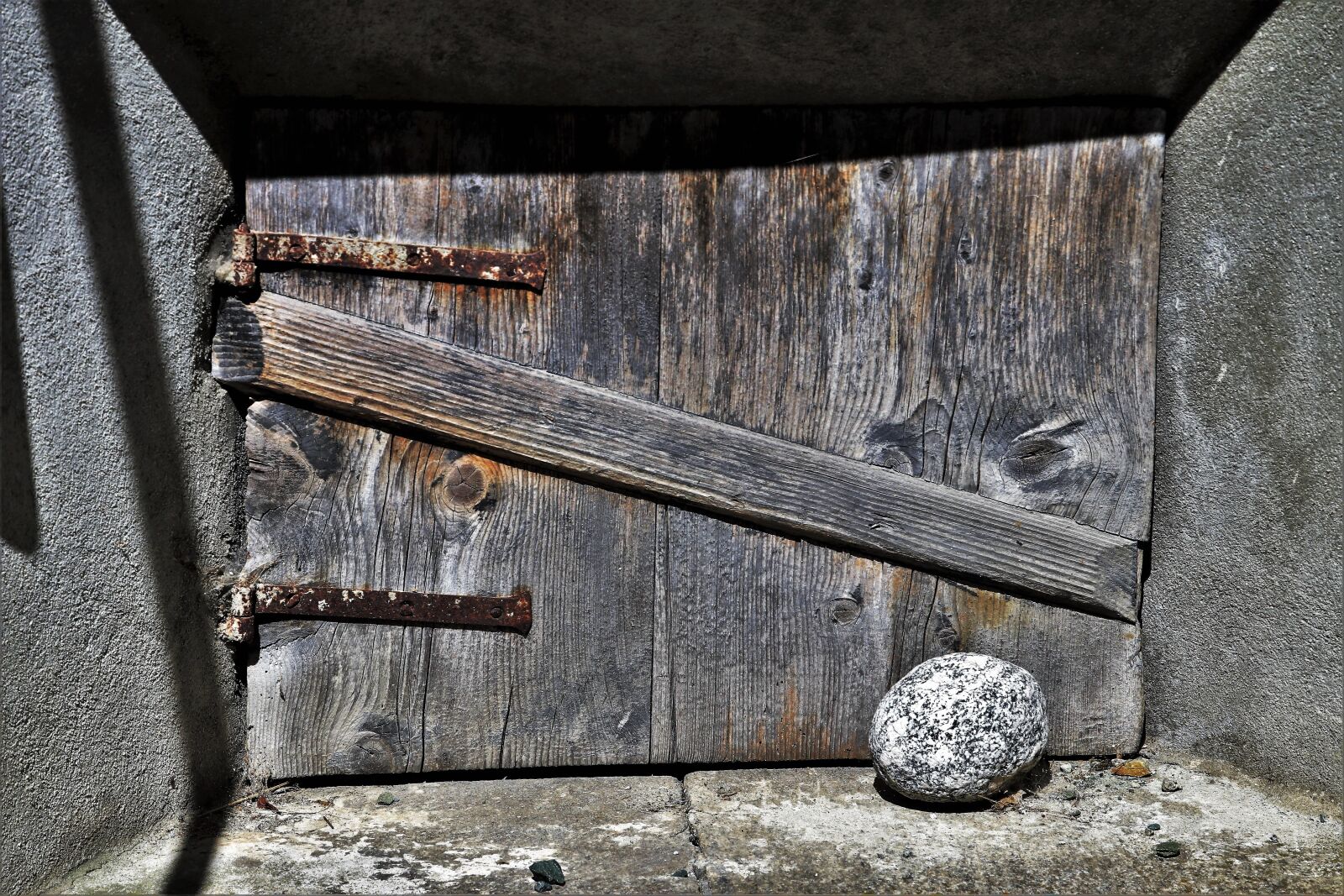 Canon EOS 80D sample photo. Old window, wooden, weathering photography