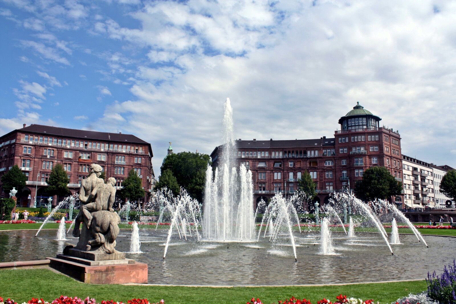 Canon EOS 1000D (EOS Digital Rebel XS / EOS Kiss F) sample photo. Luise garden, mannheim, water photography