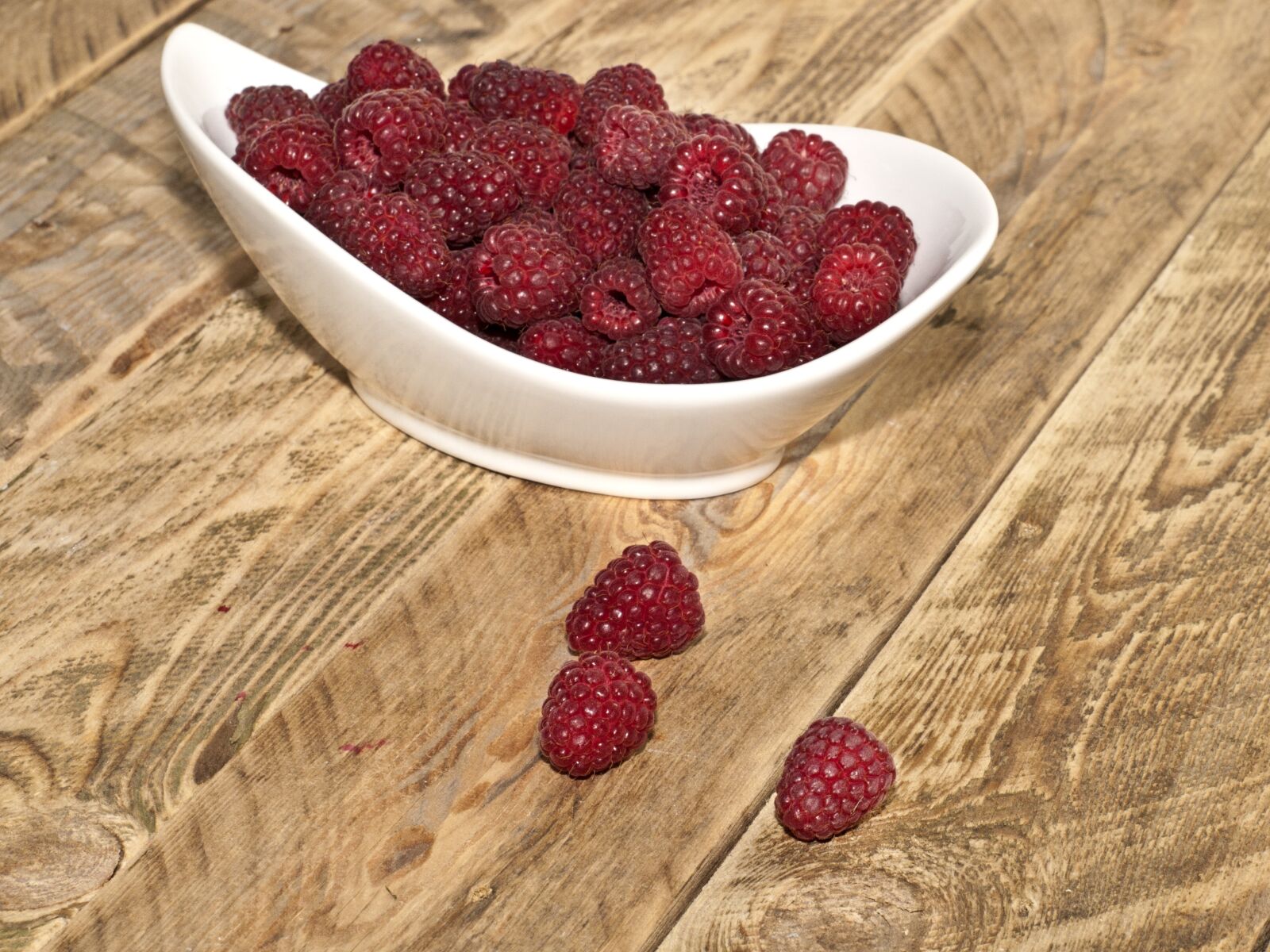 Olympus E-420 (EVOLT E-420) sample photo. Raspberries, fruit, summer photography
