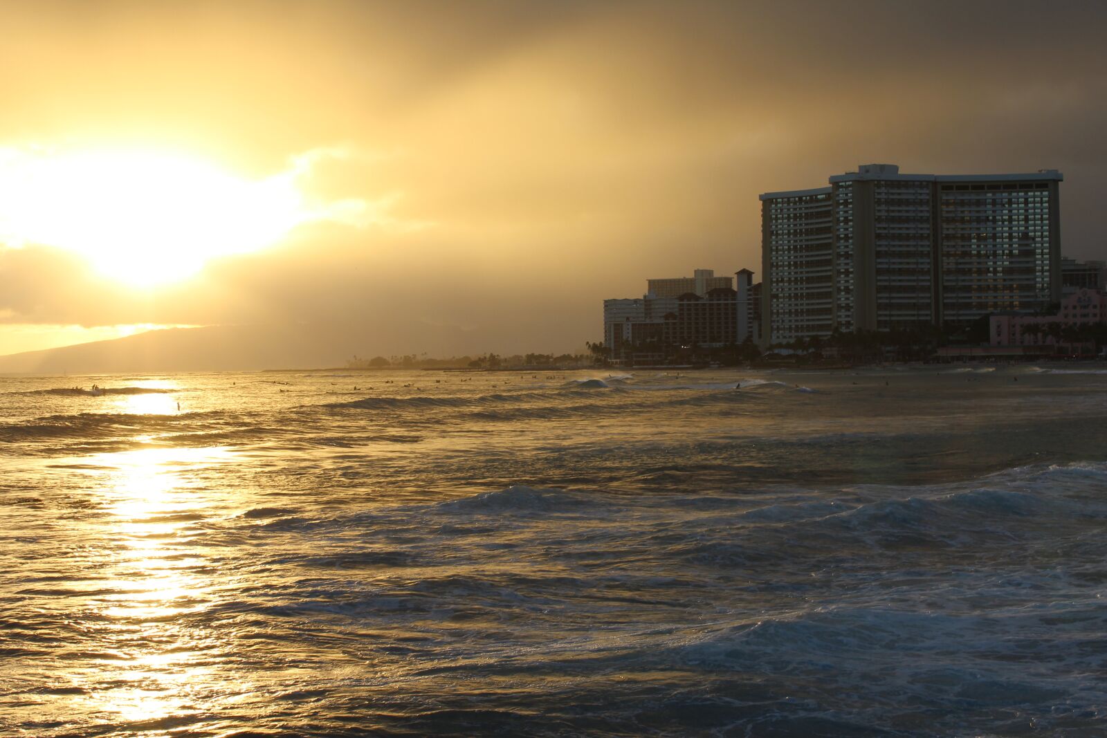 Canon EOS 1200D (EOS Rebel T5 / EOS Kiss X70 / EOS Hi) sample photo. Sky, sun, waikiki photography