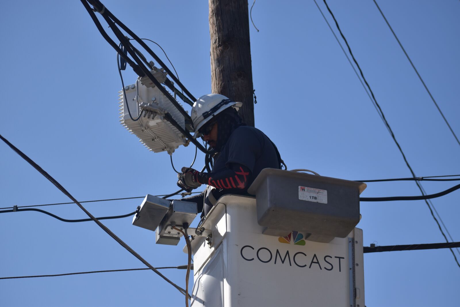 Nikon D3500 sample photo. Cable man, technician, comcast photography