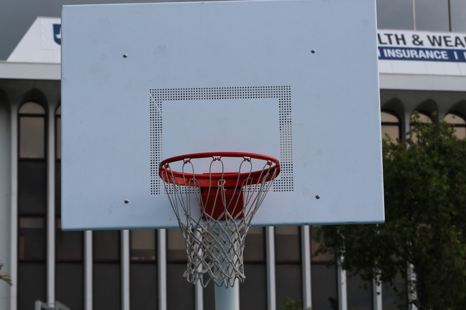 Canon EOS 1300D (EOS Rebel T6 / EOS Kiss X80) sample photo. Basketball, outdoors, tallest photography