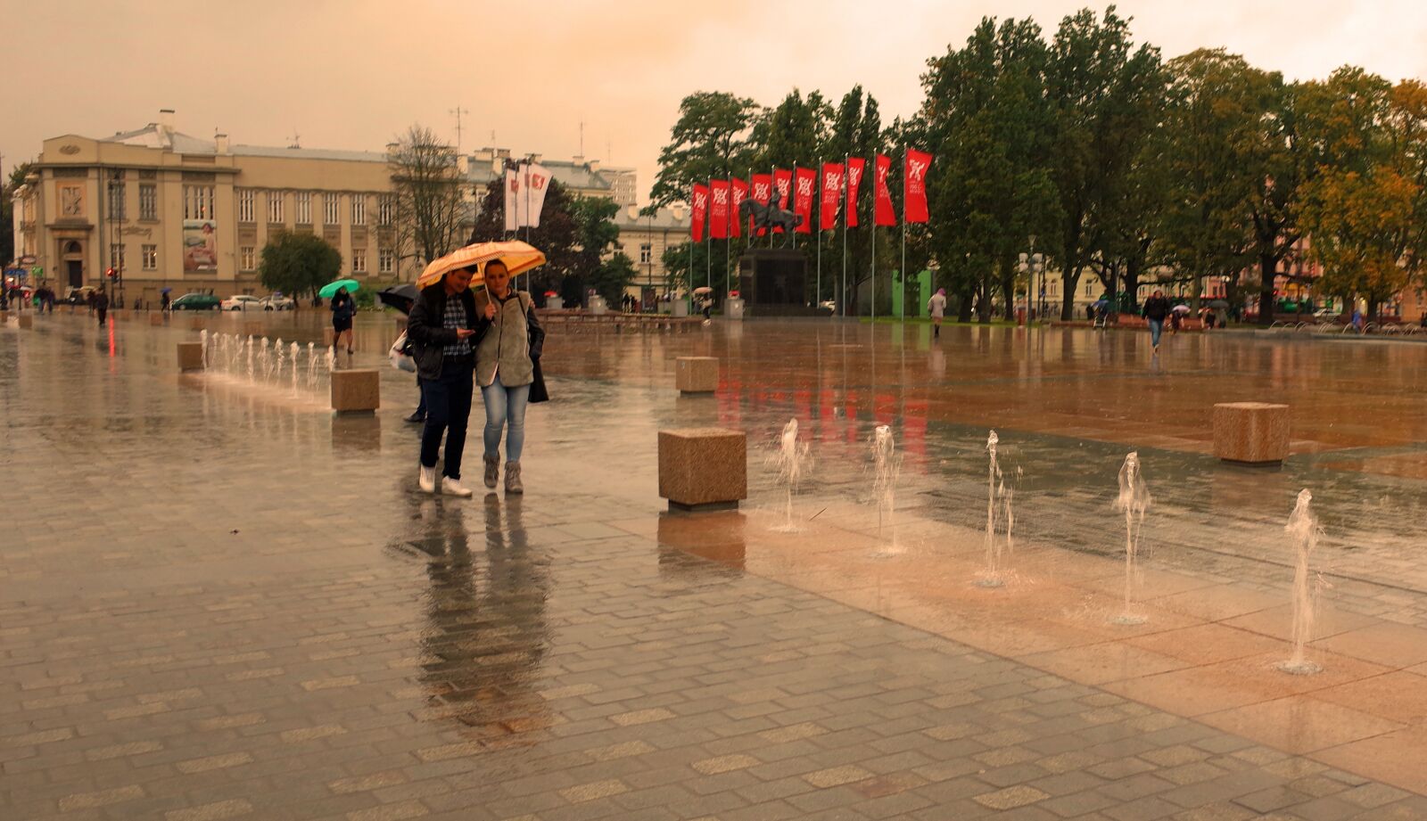 Ricoh GR II sample photo. Rain, autumn, fountain photography
