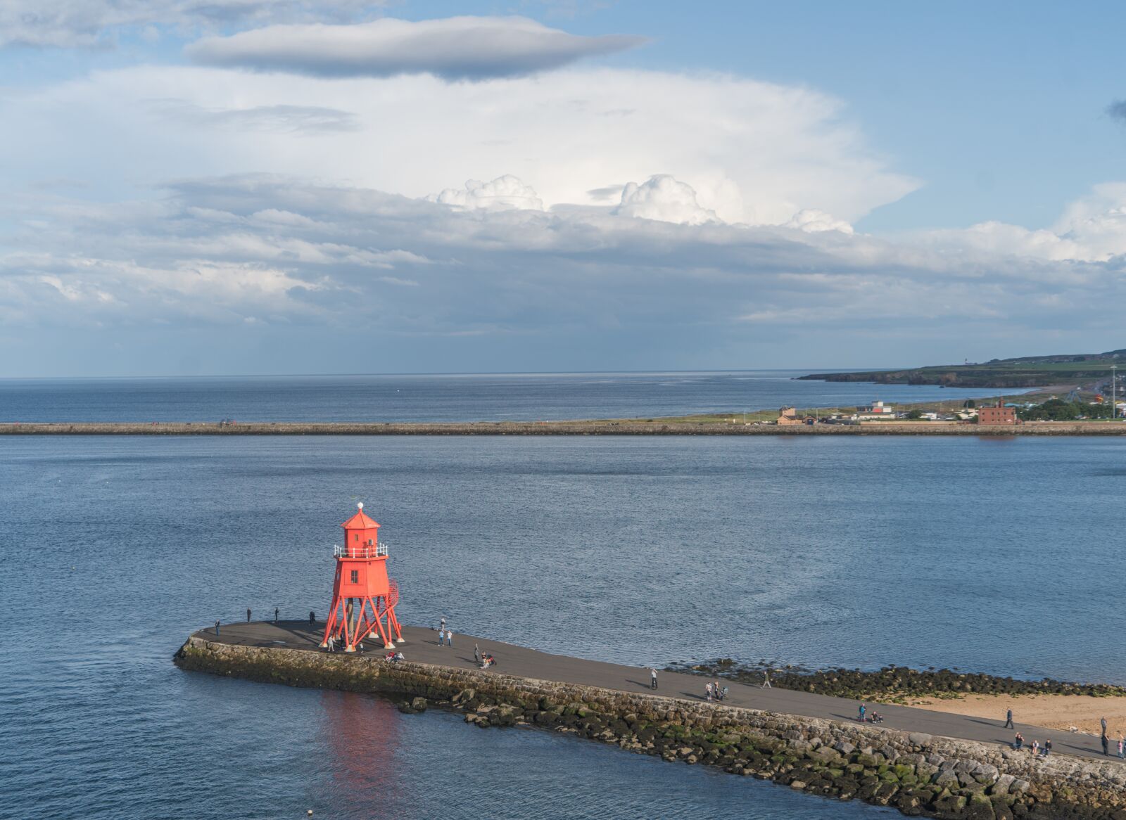 Sony a7R II + Sony FE 24-240mm F3.5-6.3 OSS sample photo. Tyne lighthouse, landmark, tourism photography