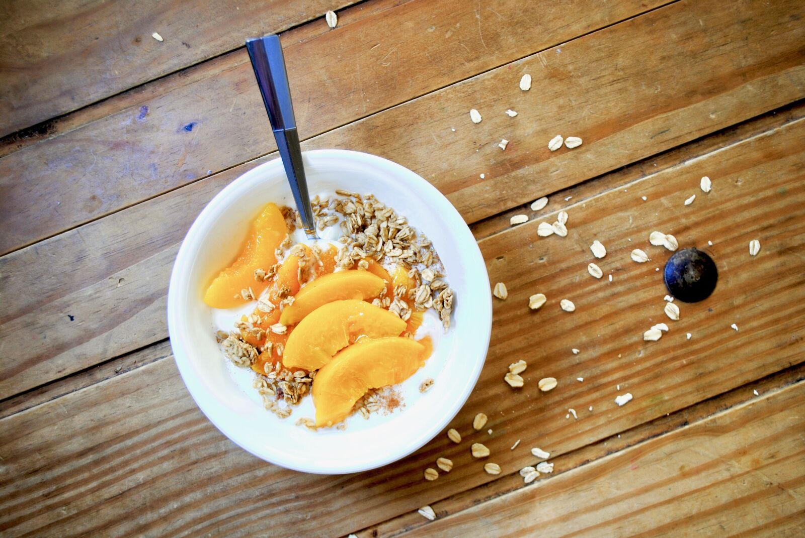 Nikon D3000 sample photo. Peach, yogurt, wood photography