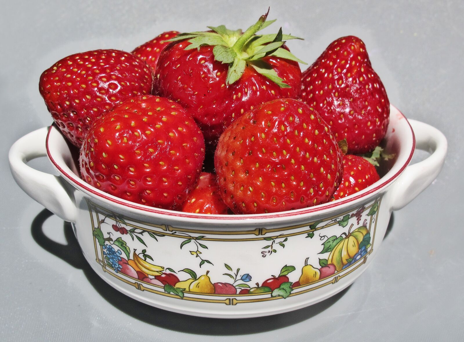 Canon PowerShot G12 sample photo. Strawberry, berries, shell photography