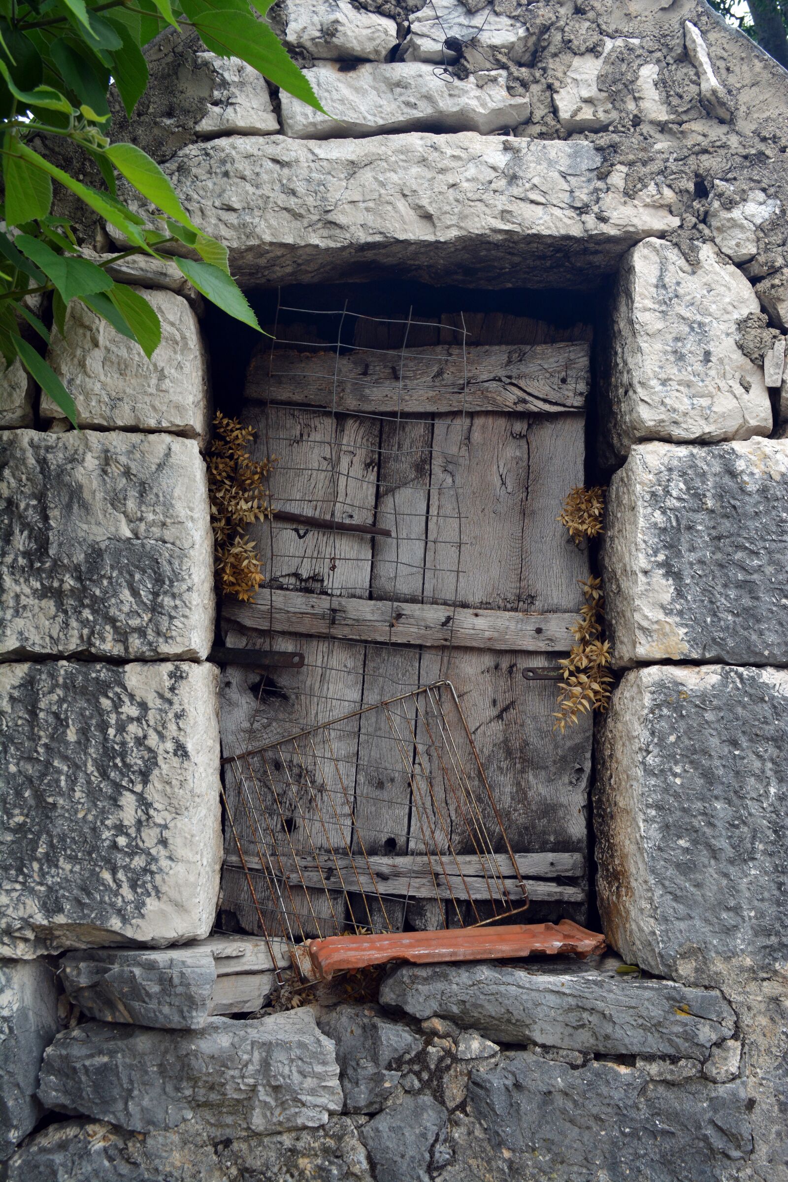 Nikon D5200 sample photo. Ruined window, stone window photography