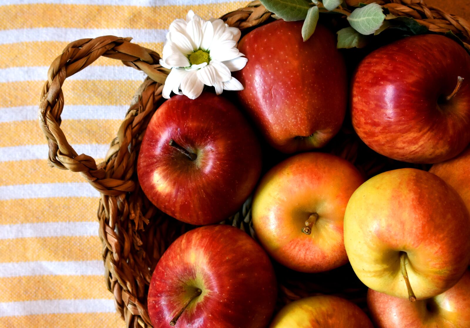 Nikon D3400 sample photo. Apples, fruit, fruit basket photography