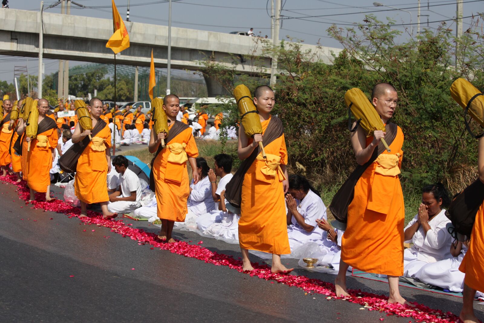 Canon EOS 5D Mark II sample photo. Monks, buddhists, buddhism photography