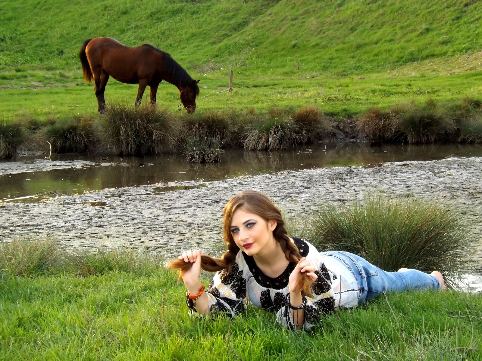 Fujifilm FinePix S4500 sample photo. Girl, horse, rustic photography