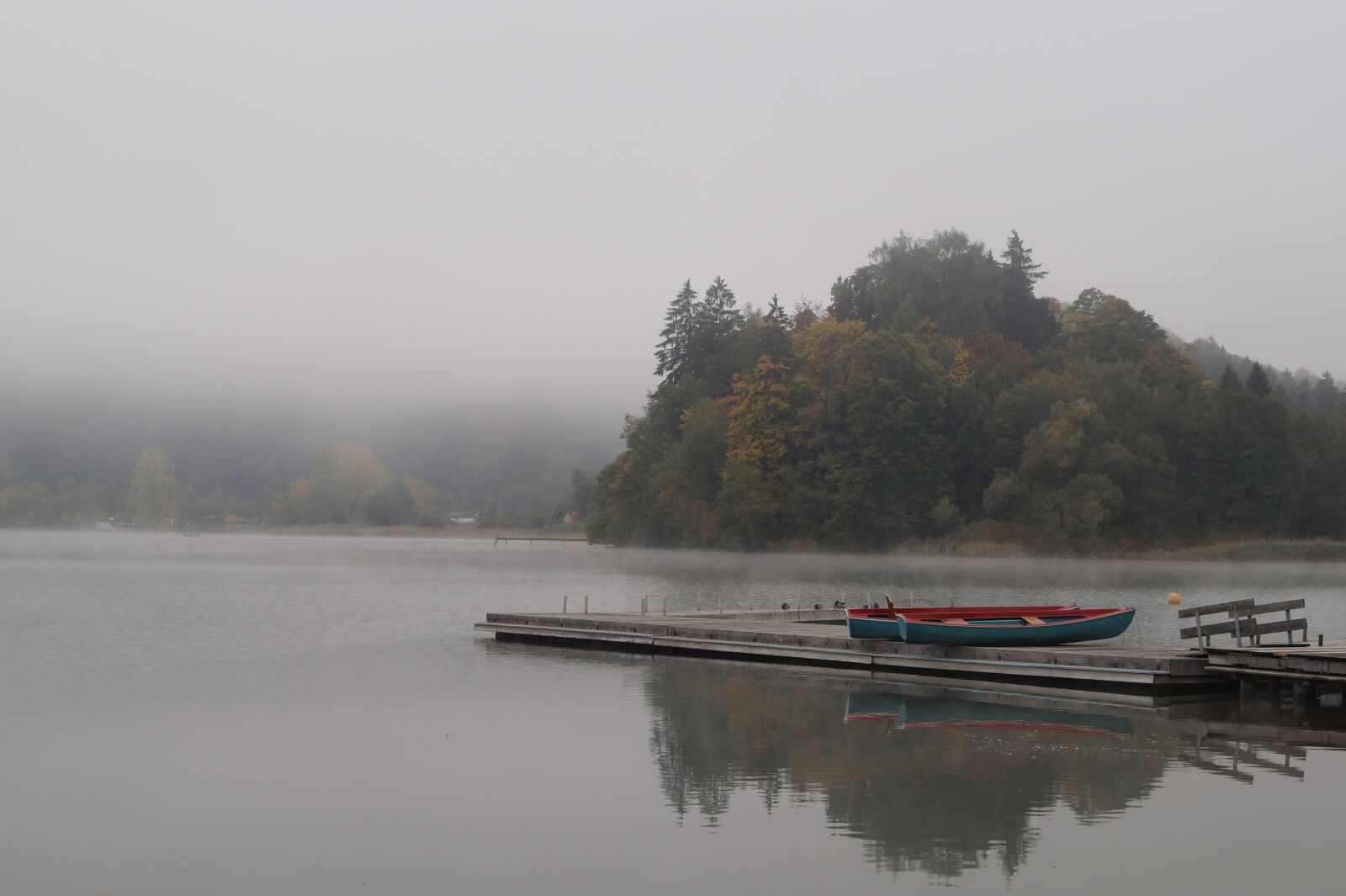Sony SLT-A58 sample photo. Lake, fog, autumn beginning photography