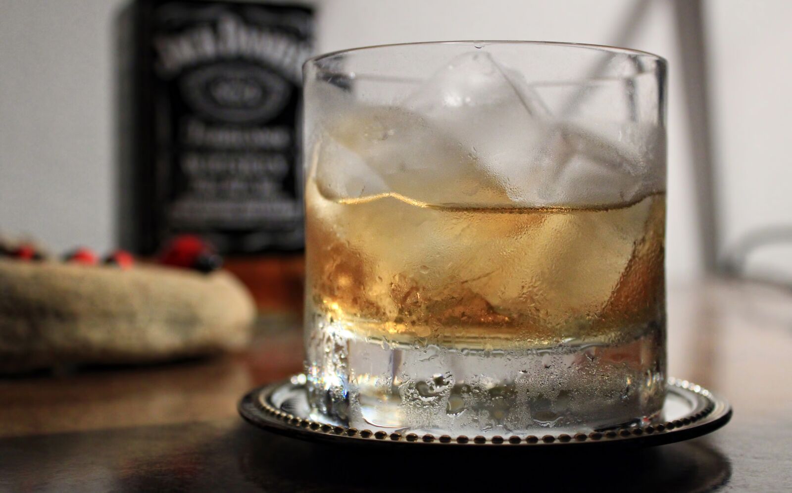 Canon EOS 1300D (EOS Rebel T6 / EOS Kiss X80) sample photo. Glass, whiskey, drink photography