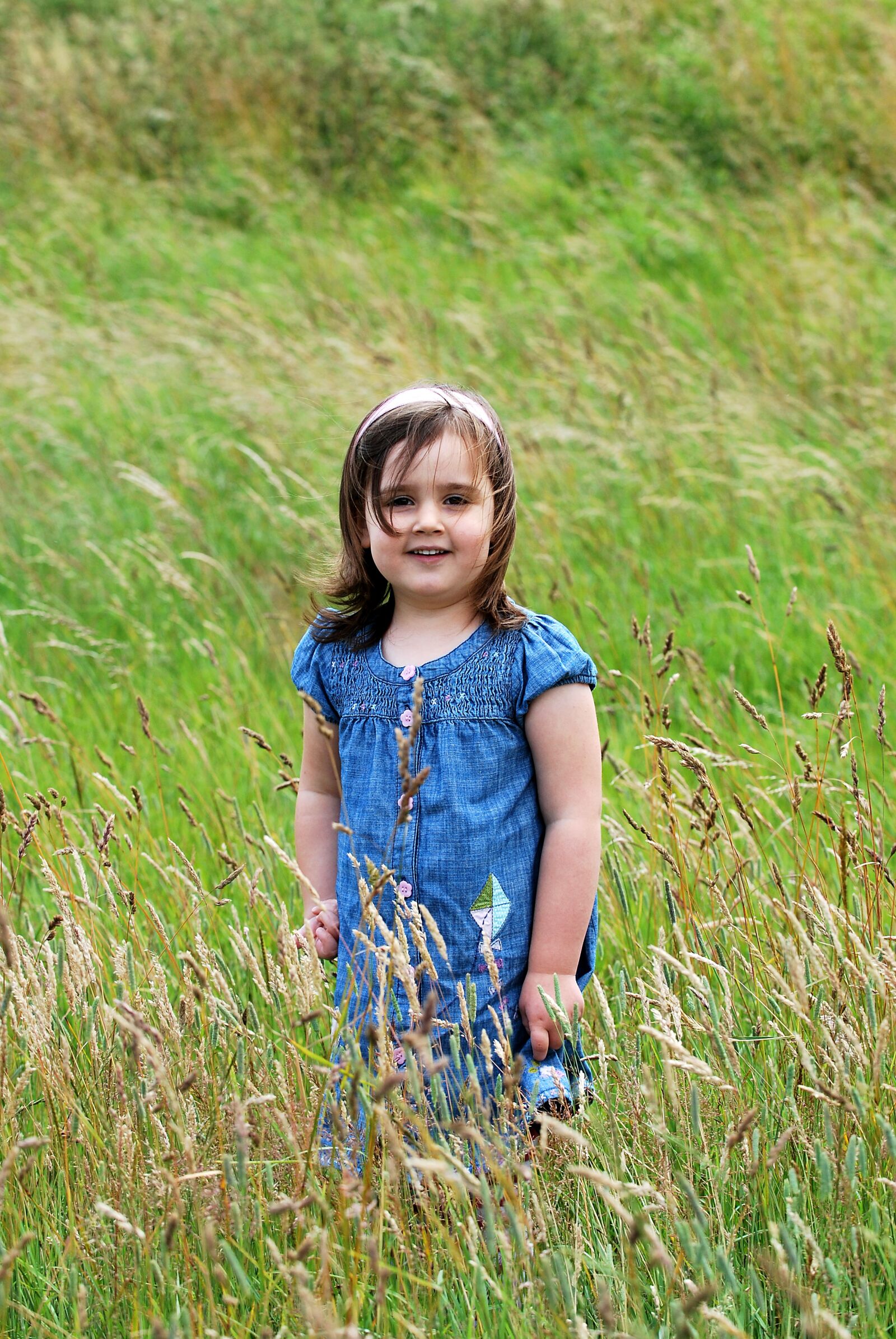 Nikon D60 sample photo. Child, grass, pose photography