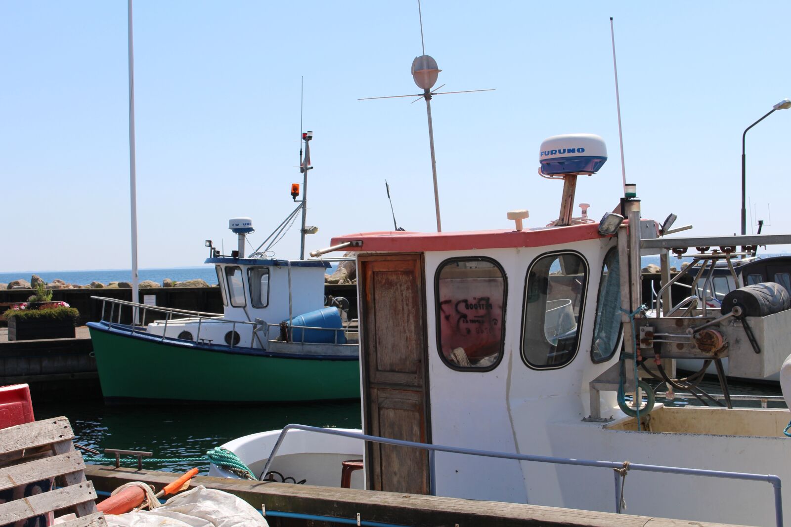 Canon EOS 100D (EOS Rebel SL1 / EOS Kiss X7) sample photo. Fishing boats, fishing, small photography