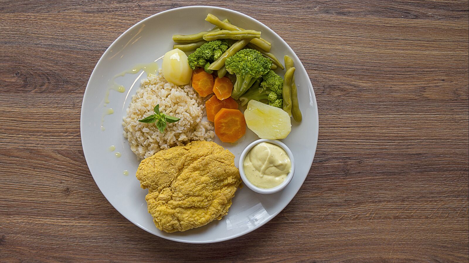 Sony Alpha a3000 + Sony E 18-55mm F3.5-5.6 OSS sample photo. Healthy food, chicken, breaded photography